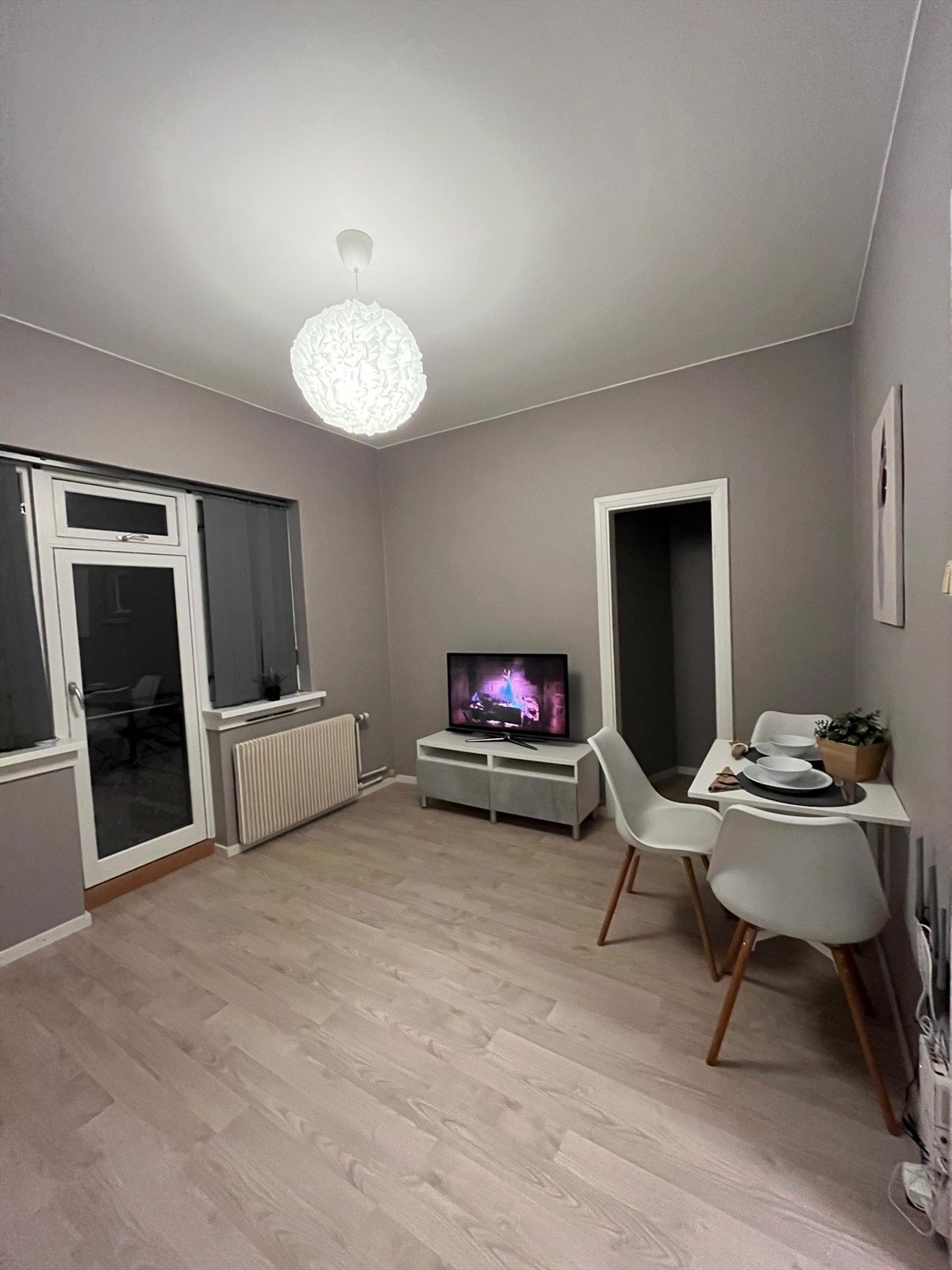 Stue/soverom med garderobe/kott (bilde: privat) Galleribilde