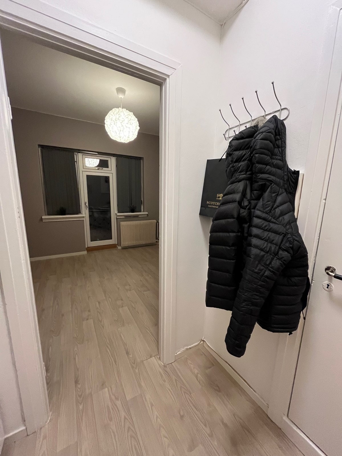 Inngangsparti/vindfang/kjøkkenkrok samt dør inn til badet (bilde: privat) Galleribilde