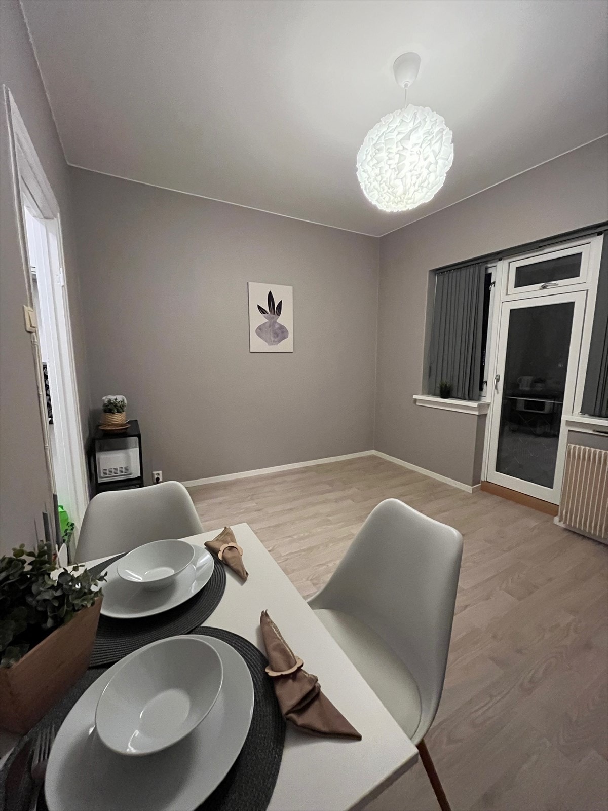 Stue/soverom med fransk balkong. (bilde: privat) Galleribilde