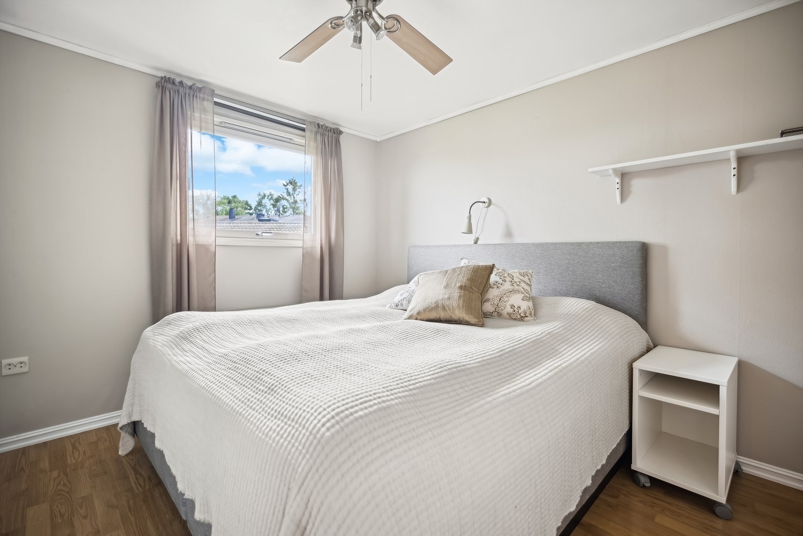 Soverom #1 har god plass til dobbeltseng. Galleribilde