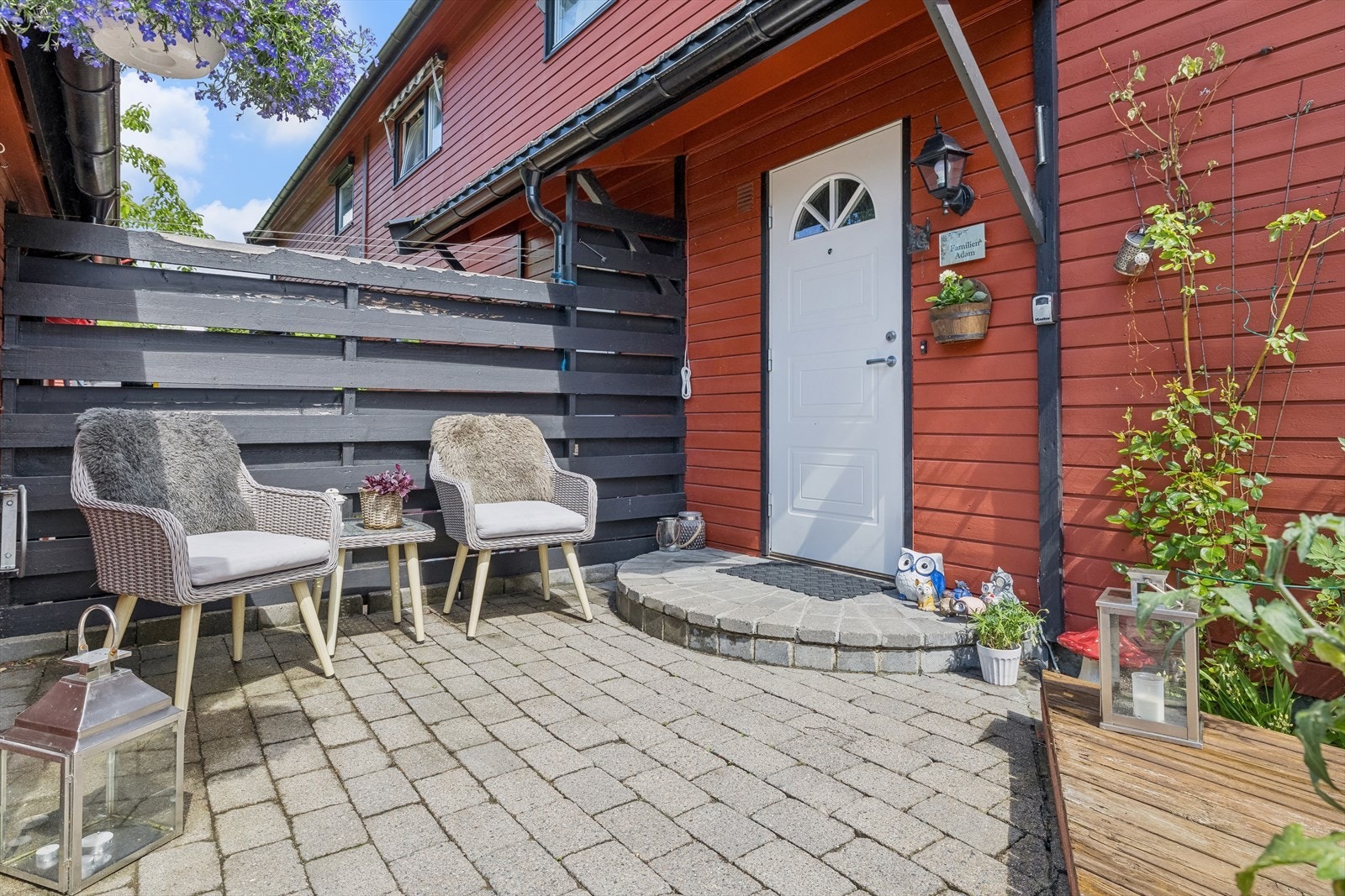 Boligen har flere hyggelige utesoner for utemøblement. Galleribilde