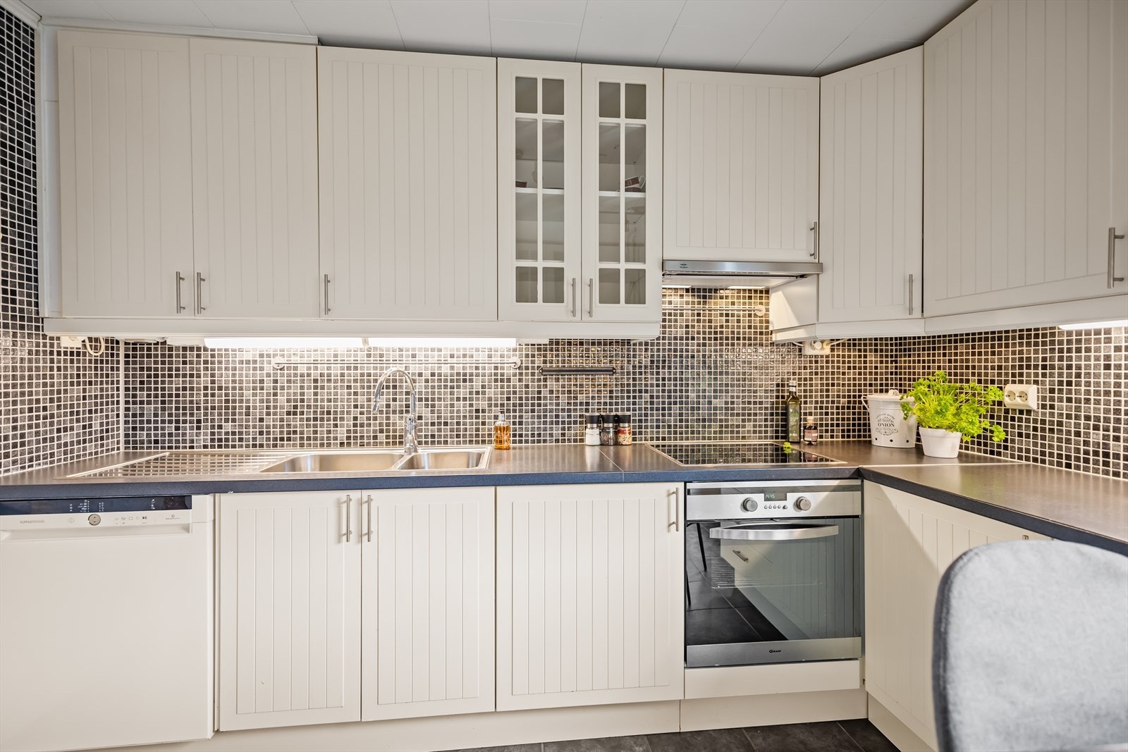 Innredningen har et tradisjonelt oppsett. Noe som gir mye lagringsplass og store arbeidsflater. Galleribilde