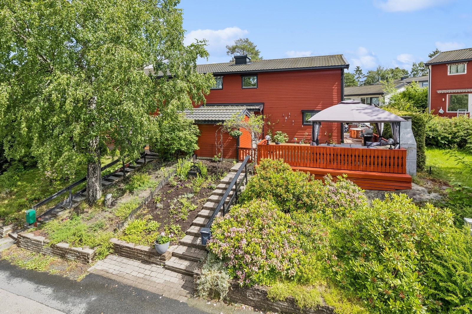 Boligen ligger på en høyde tilbaketrukket fra felles adkomstvei. Galleribilde