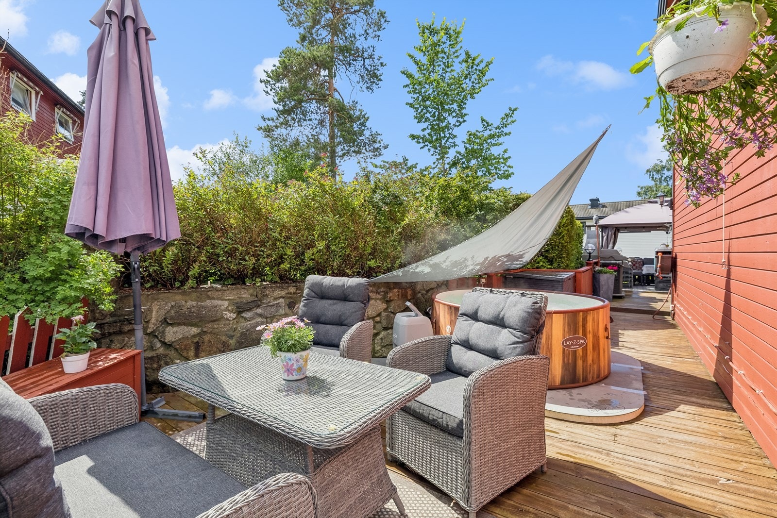 Lay-Z-SPA og avbildedet møblement medfølger. Galleribilde