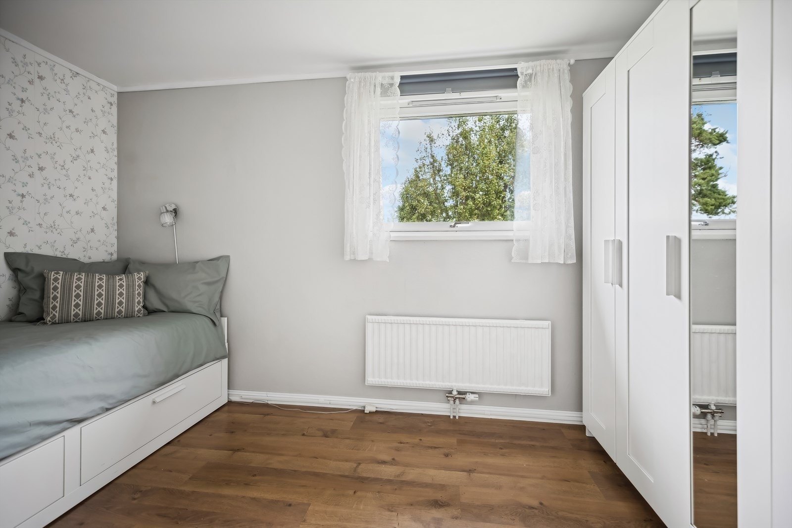 Soverom #4 med garderobeskap. Galleribilde