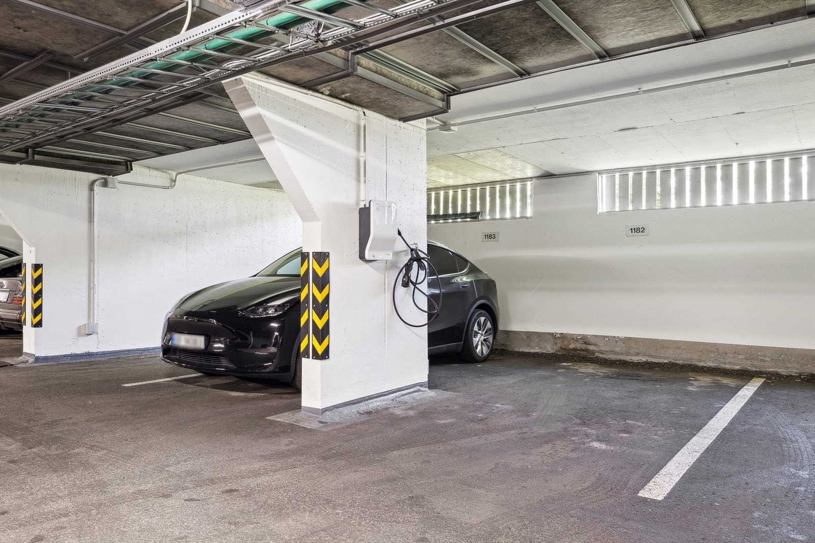 Egen biloppstillingsplass med EL-billader. Galleribilde