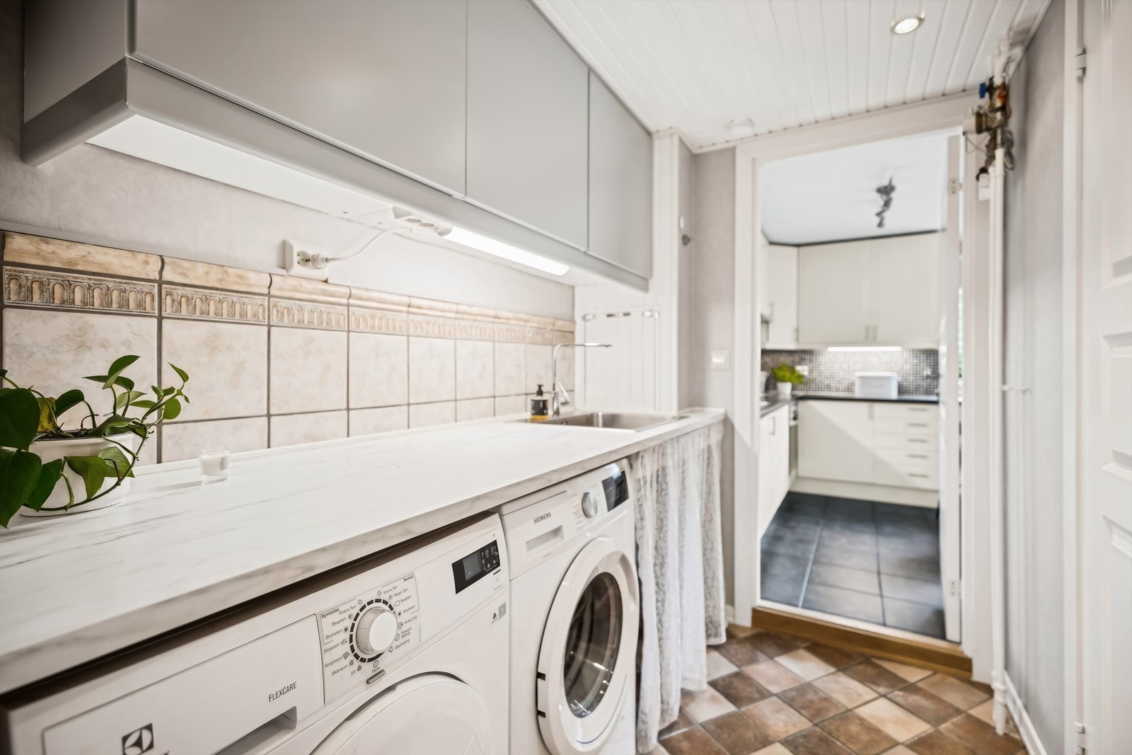 Kjærkomment vaskerom i tilknytning til entréen. Galleribilde