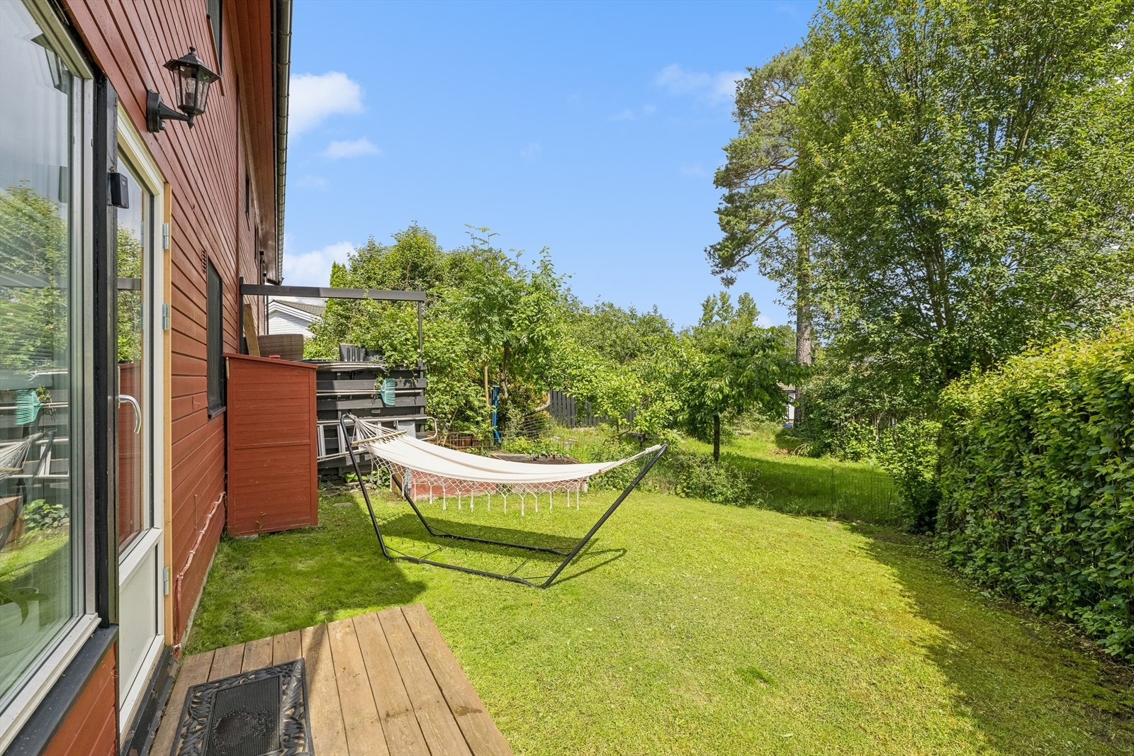 Flott gressplen på eiendommens østside. Galleribilde