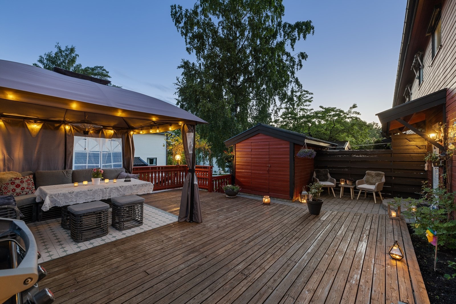 Uteplassen er opparbeidet med i alt 58 kvm. terrasser. Galleribilde