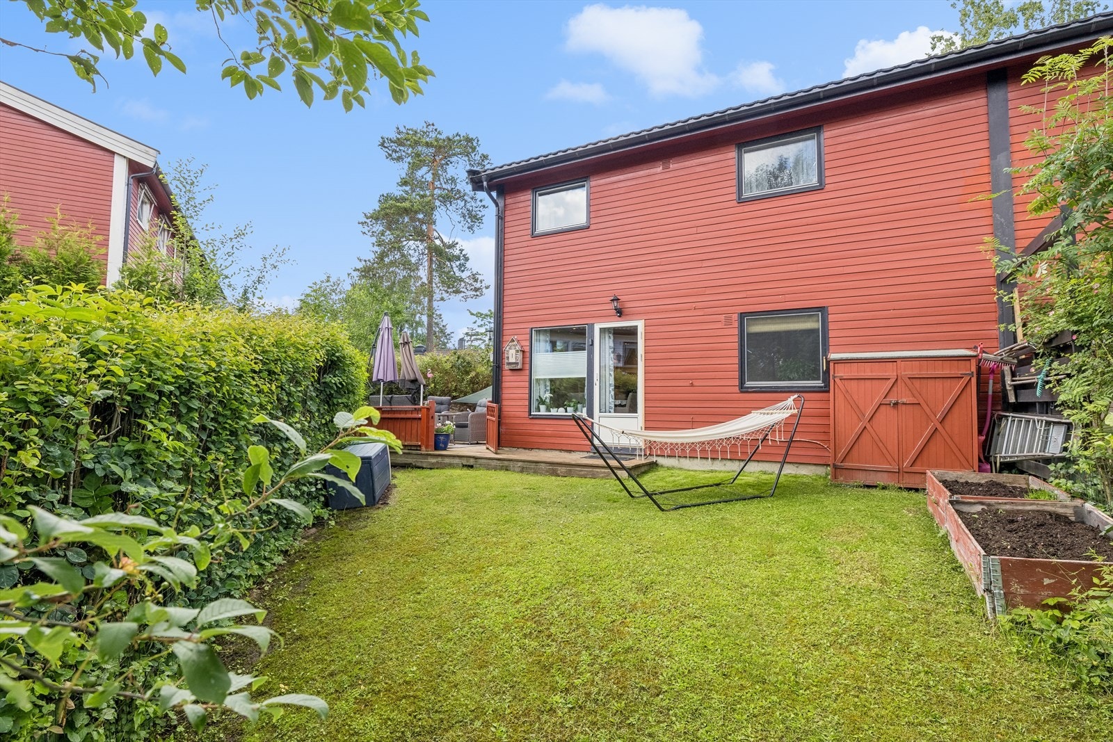 I tillegg til den store plattingen. Så får du en hyggelig gressplen på boligens østside. Galleribilde