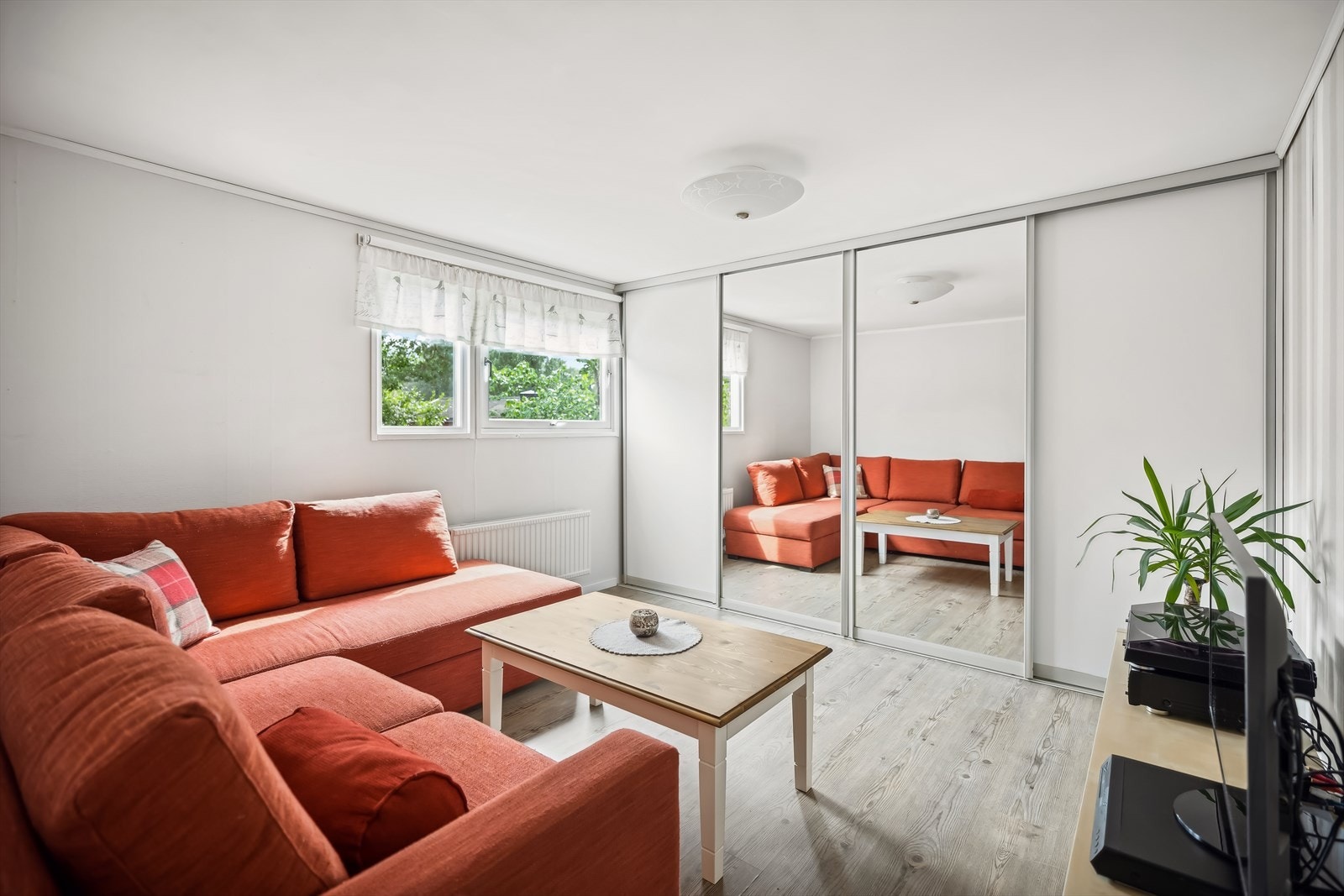 Soverom #2 har en så god størrelse at den også kan benyttes som en stue nr.2. Mye lagringsplass i skyvedørsgarderoben. Galleribilde