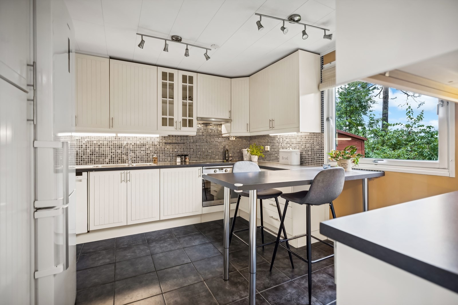 Romslig og innholdsrikt kjøkken fra IKEA. Galleribilde