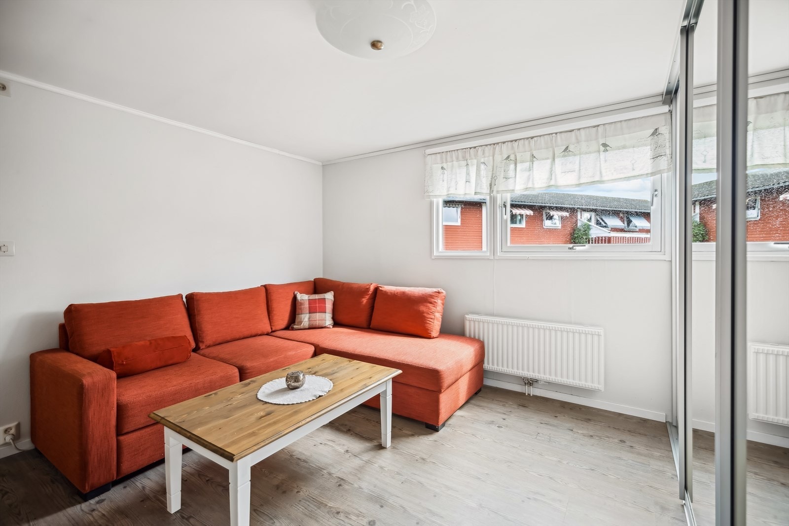 Stue eller soverom. Det er god plass til dobbeltseng med tilhørende møblement. Galleribilde