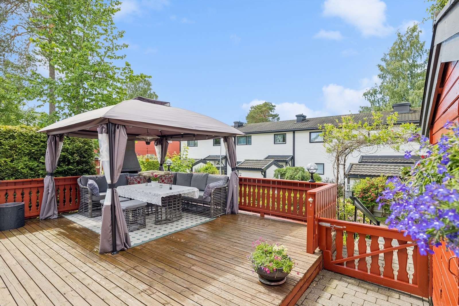 Paviljong med utemøbler i medfølger. Galleribilde