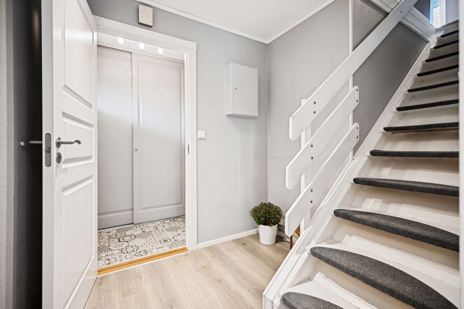 Trappegang med plass til kommode eller ett mindre skrivebord. Galleribilde