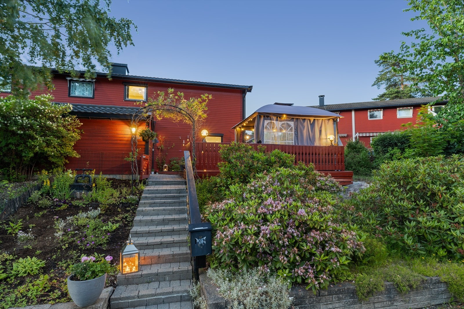 Boligen ligger tilbaketrukket og høyt i terrenget. Galleribilde