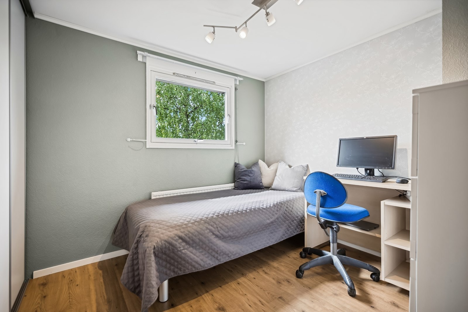 Soverom #3 med skyvedørsgarderobe over trappeløpet. Galleribilde