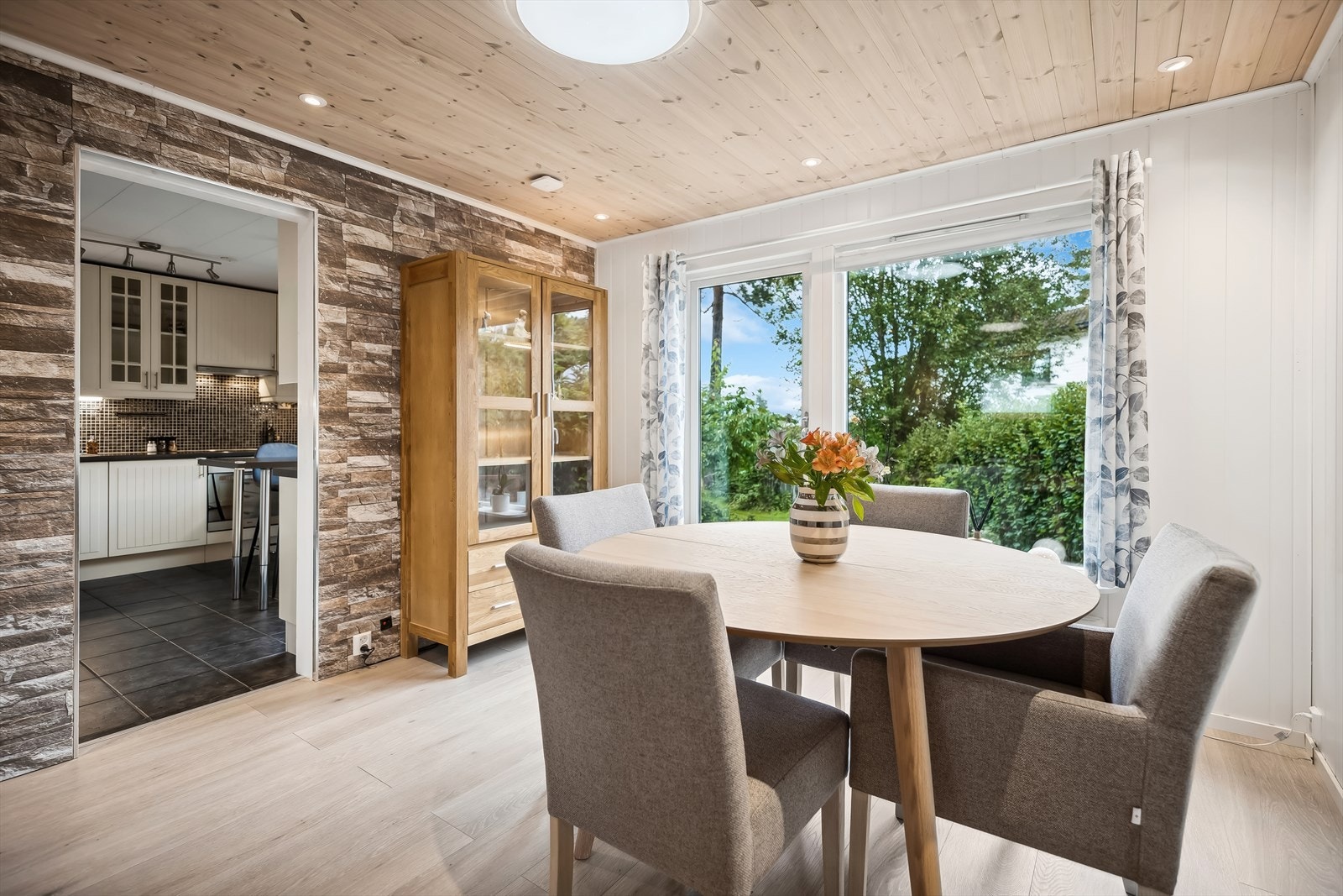 Spiseplassen ligger inntil kjøkkenet. Galleribilde