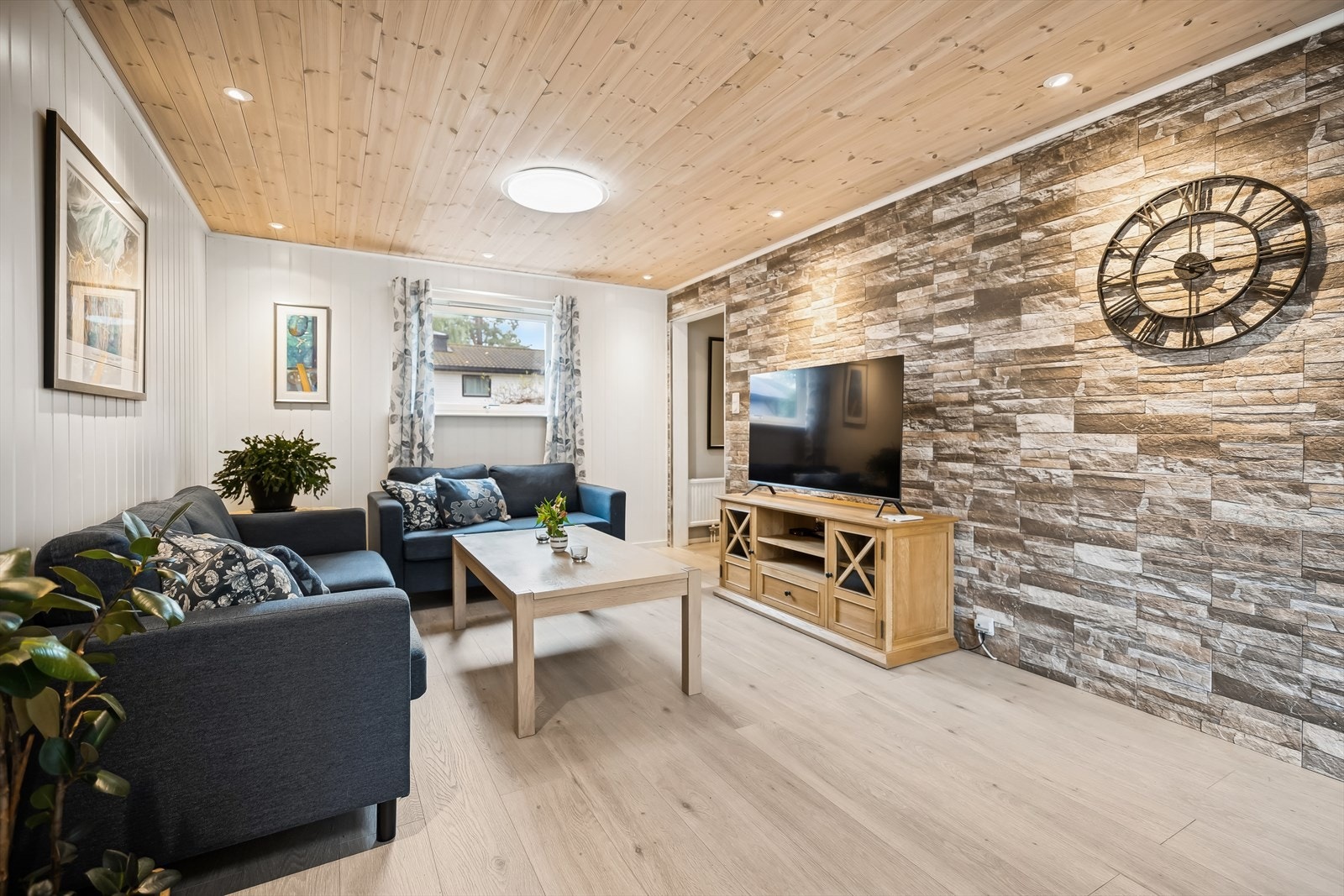 Stuen er oppusset i lune farger. Planløsningen gir god plass til sofakrok og spisebord. Galleribilde