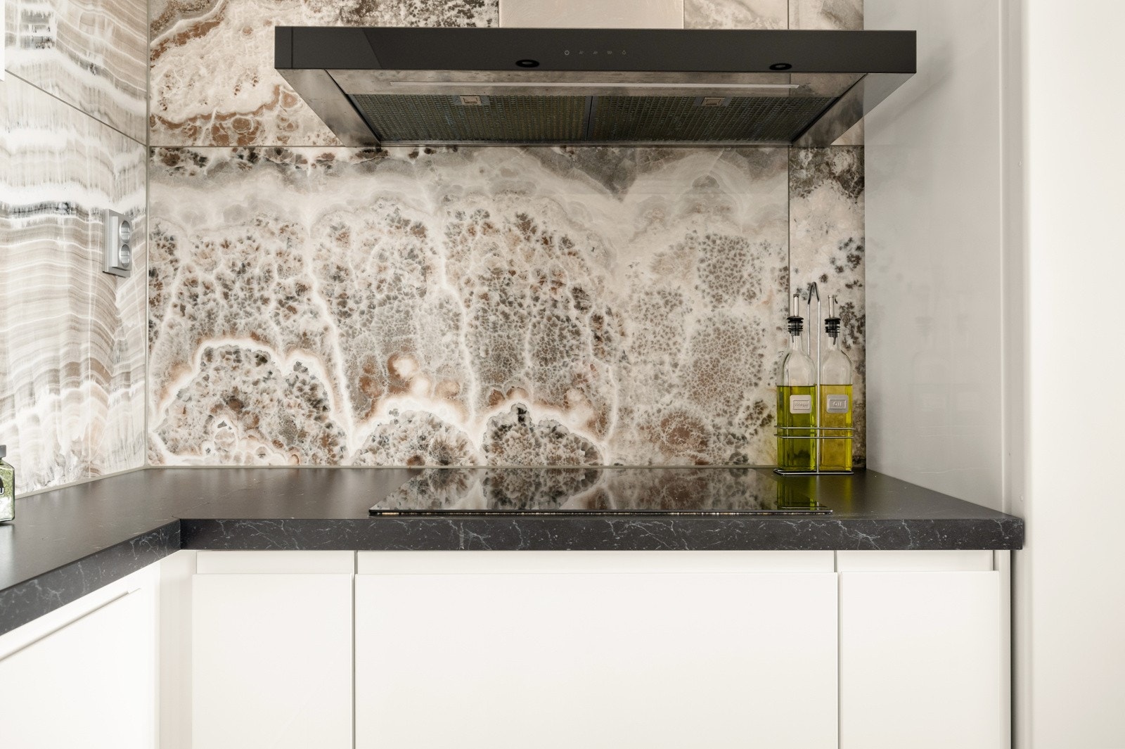 Det er flotte detaljer på platen mellom benkeplate og overskap. Galleribilde