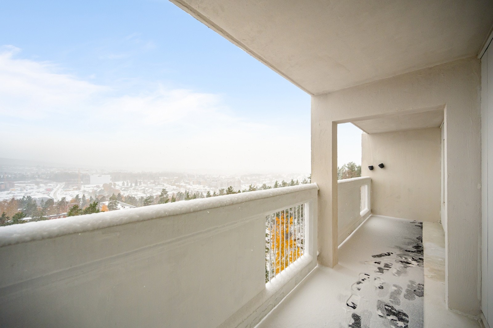 Utsikten kan nytes fra store vindusflater inne i leiligheten så vel som fra den romslige balkongen på ca. 12 kvm Galleribilde