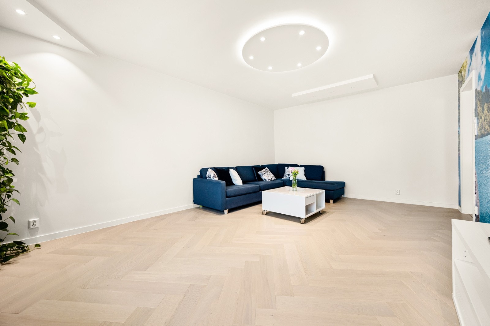 Leiligheten er lys og fin og har et lekkert fiskebensgulv. Galleribilde