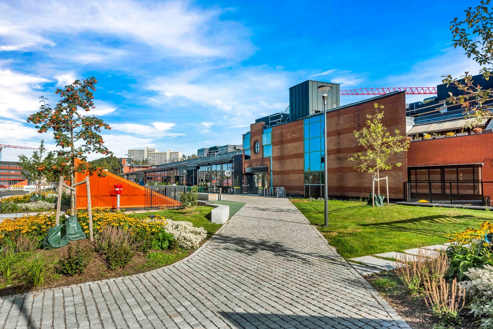 Gangavstand til Triaden senter med en rekke fasiliteter og servicetilbud Galleribilde