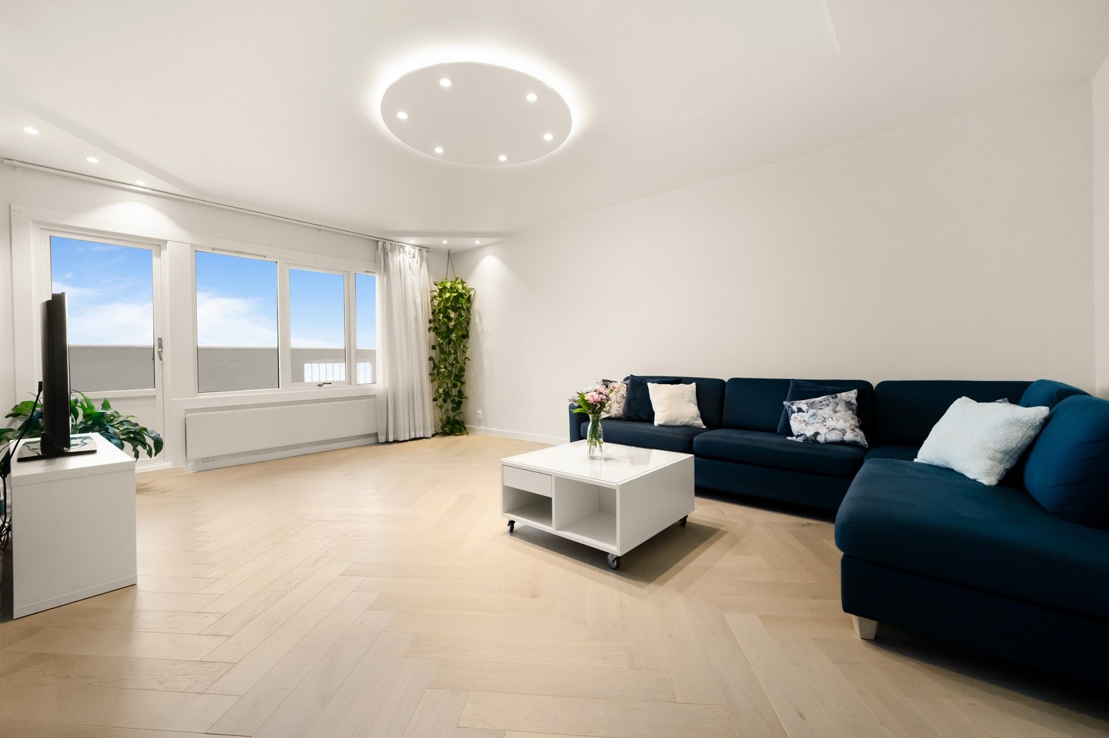 EIE eiendomsmegling v/ Torje Slettli presenterer her en lys og trivelig 3-roms leilighet, beliggende i byggets 10. etasje. Galleribilde