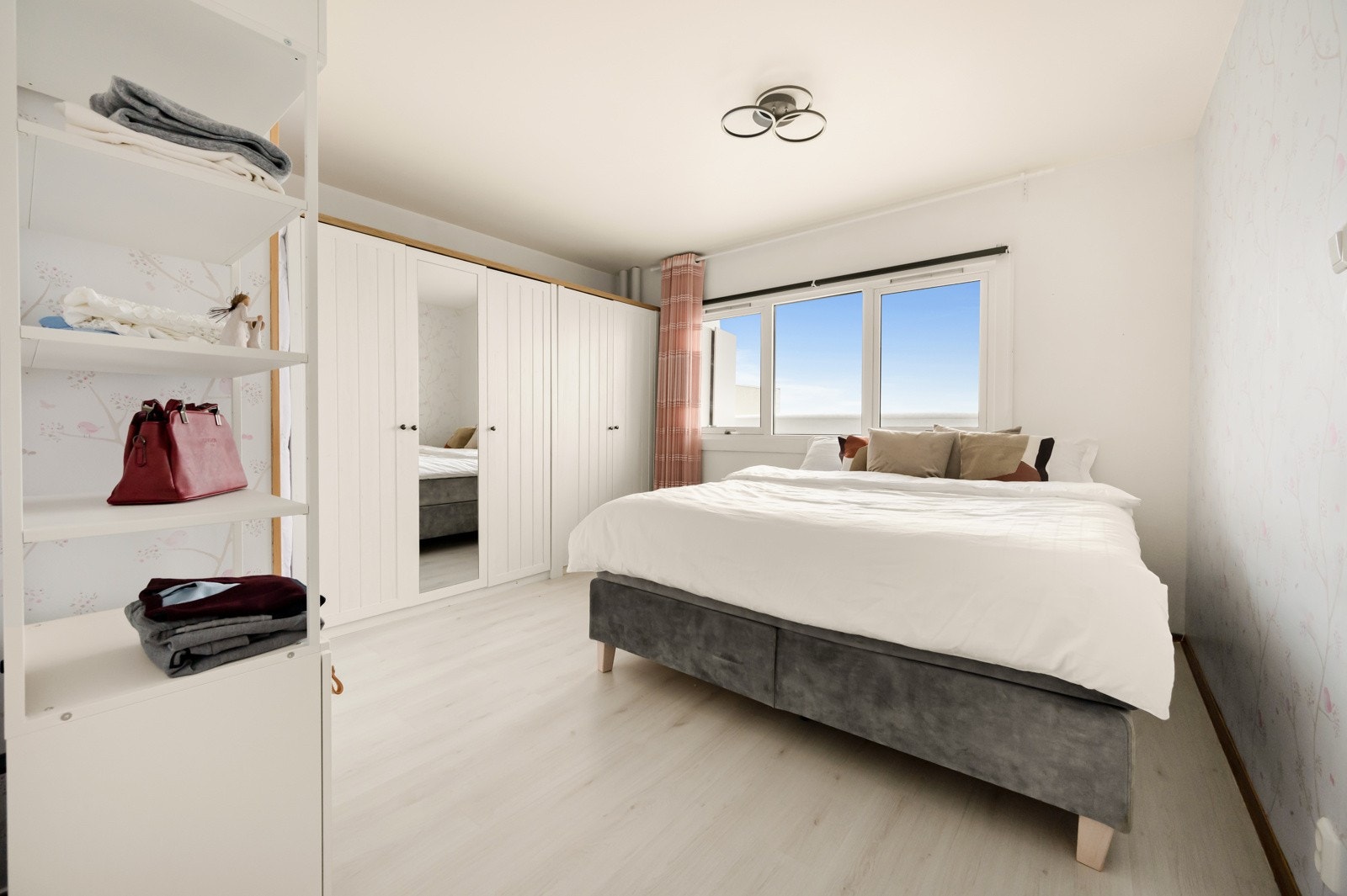 Stort og flott soverom med plass til dobbeltseng og nattbord, m.m. Galleribilde