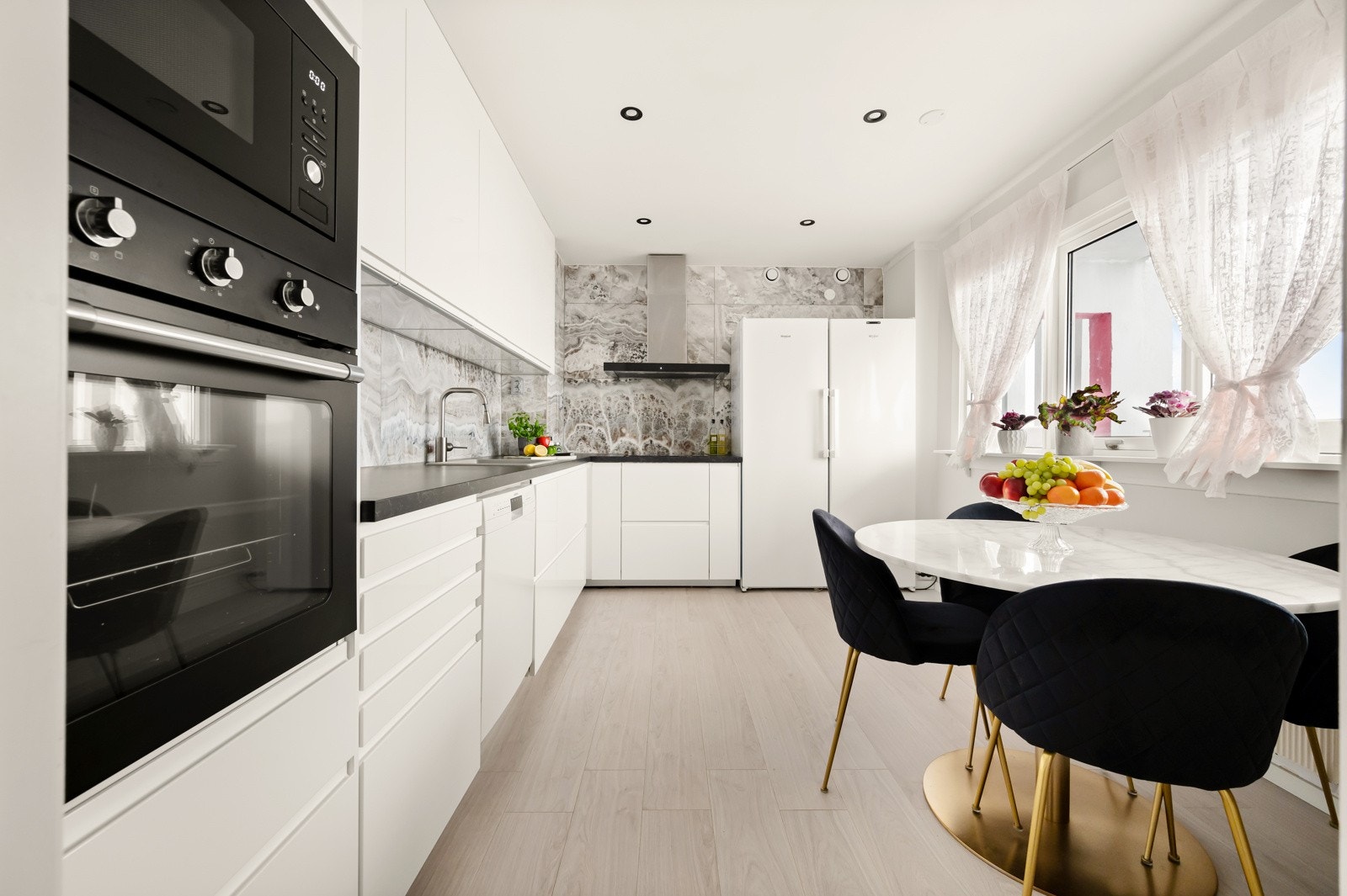 Kjøkkenet har integrerte hvitevarer som komfyr og mikro. Galleribilde