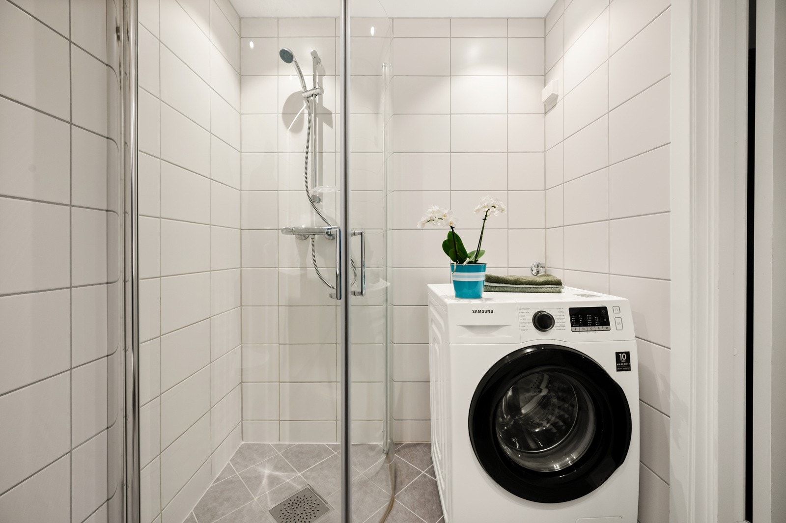 Det er opplegg for vaskemaskin på badet. Galleribilde