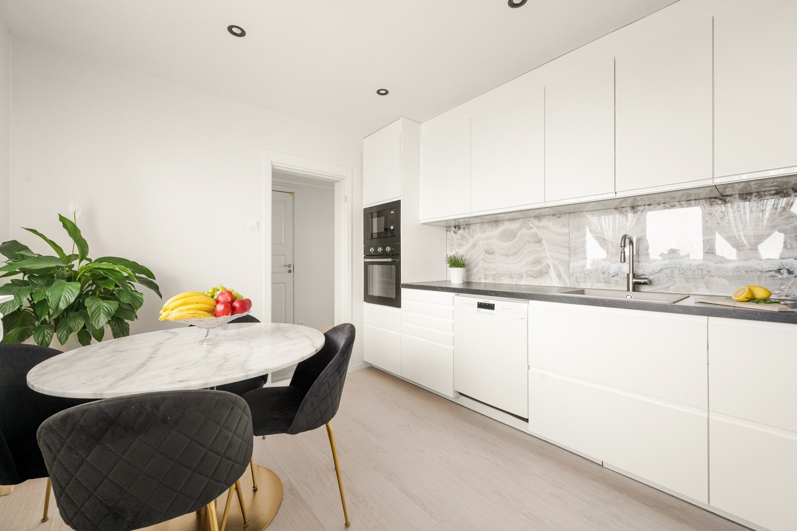 Boligen har et flott kjøkken med lyse fronter og en mørkere benkeplate som skaper kontrast. Galleribilde