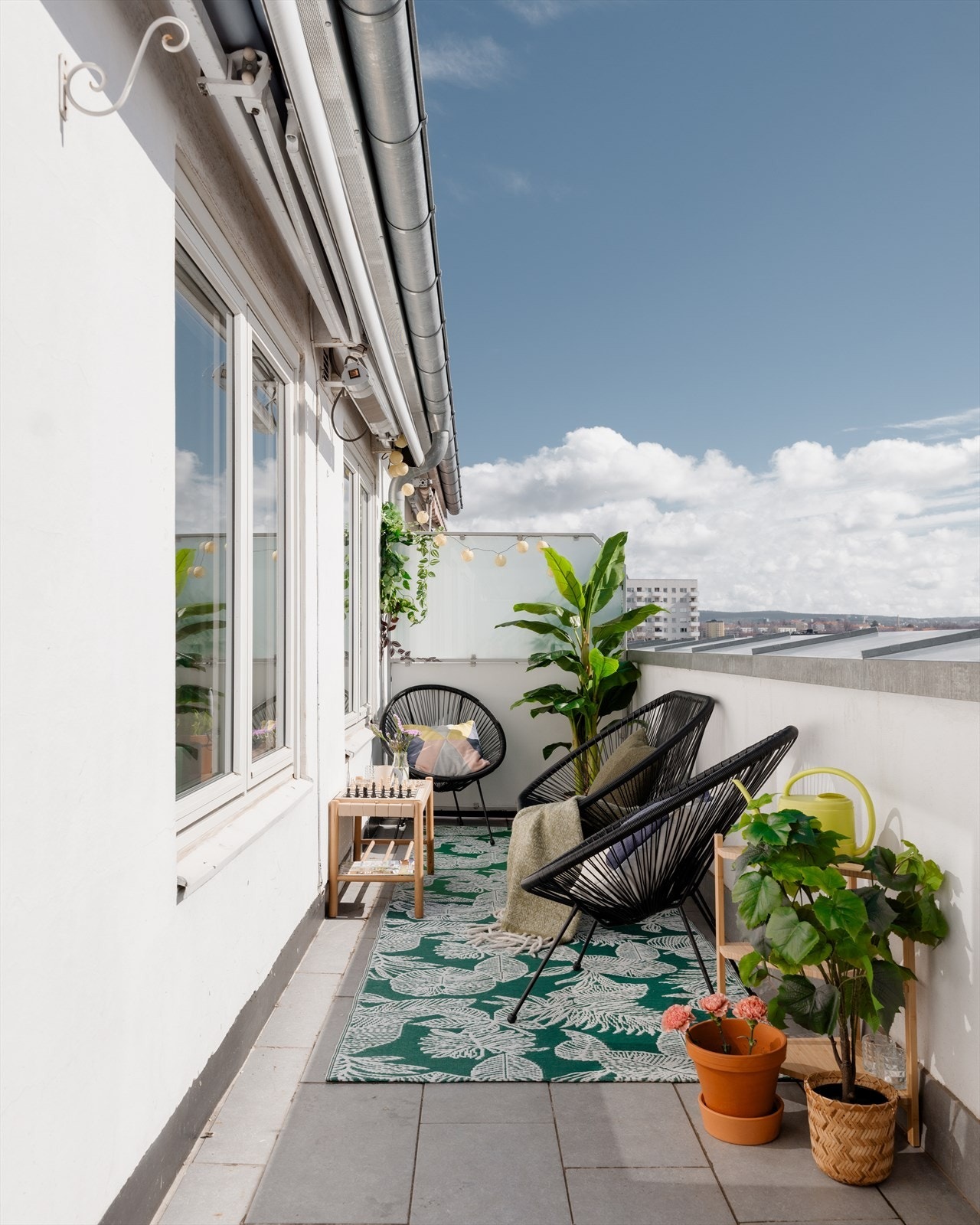 Fra stue er det videre adkomst til boligens herlige balkong. Her kan du sitte usjenert til sen kveld og nyte sol og utsikt. Galleribilde