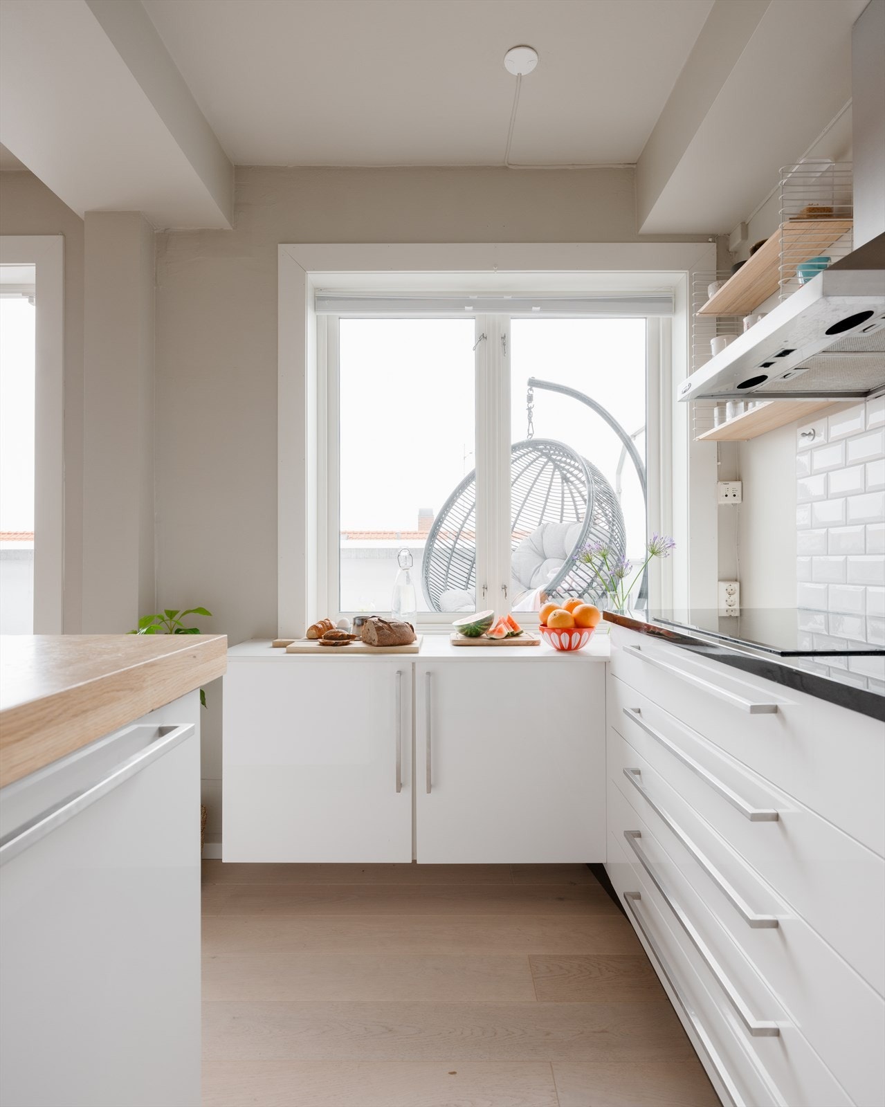 Det er videre gode arbeidsflater på benk og kjøkkenøy. Galleribilde