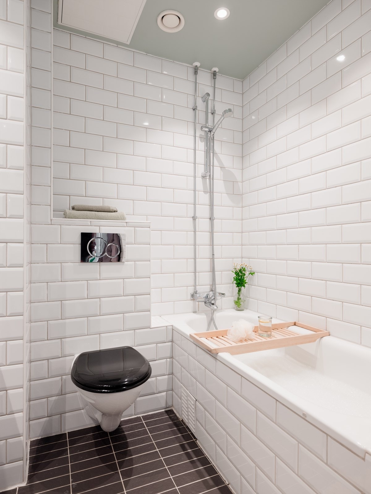 Badet innehar en fin størrelse og inneholder vegghengt toalett og innbygget badekar. Badet har også mekanisk avtrekk. Galleribilde