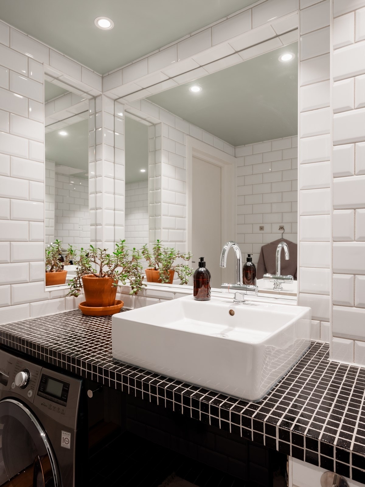 Det er videre opplegg til vaskemaskin på badet. Merk også den fine spesialtilpassede speilnisjen innfelt i vegg på badet. Galleribilde