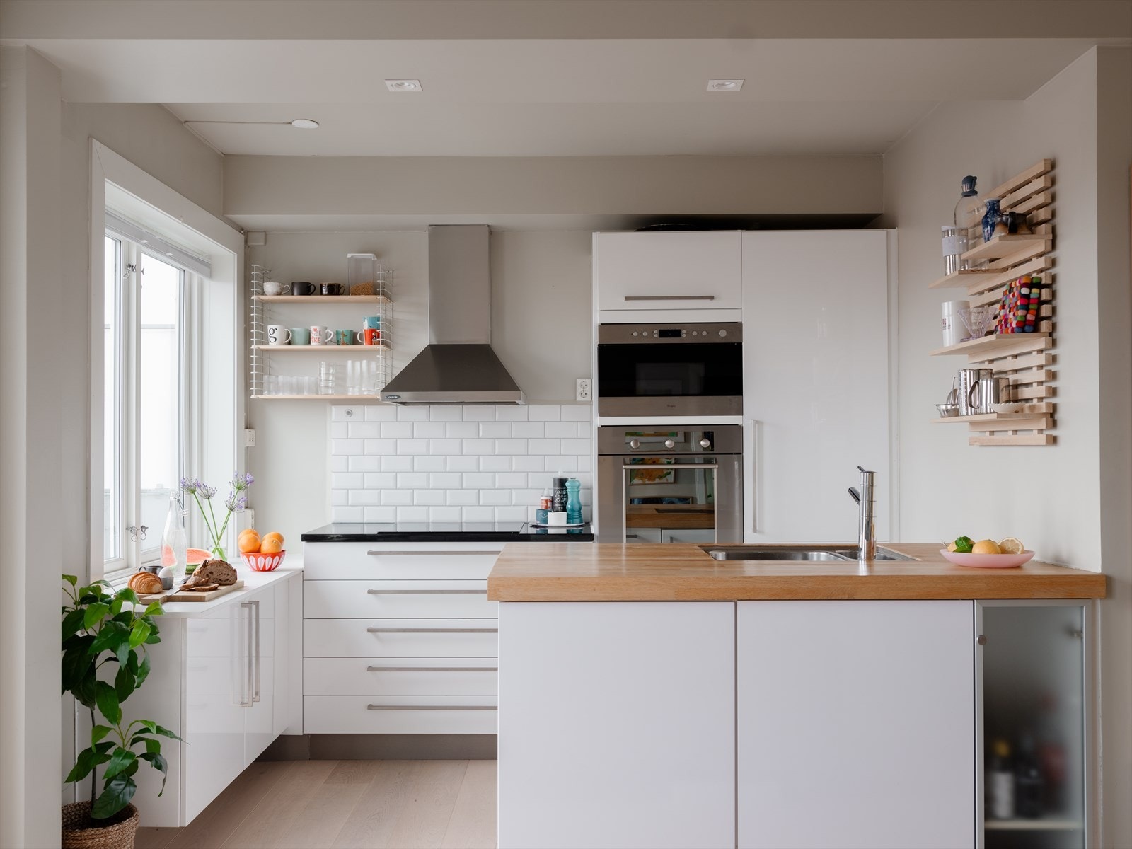 Fra stue er det en glidende overgang til leilighetens hyggelige kjøkken. Se alternativ planløsning på å lage et soverom her. Galleribilde