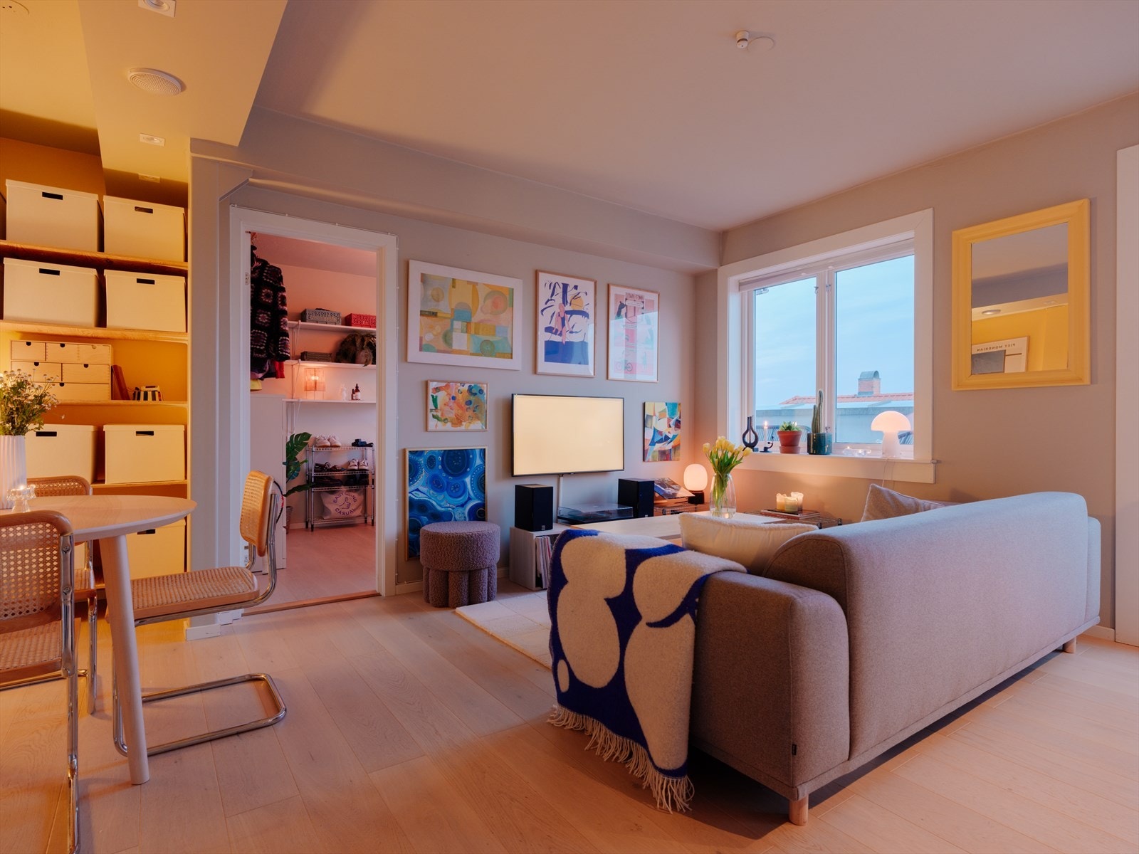 Leiligheten er minst like hyggelig på kveldstid. Galleribilde