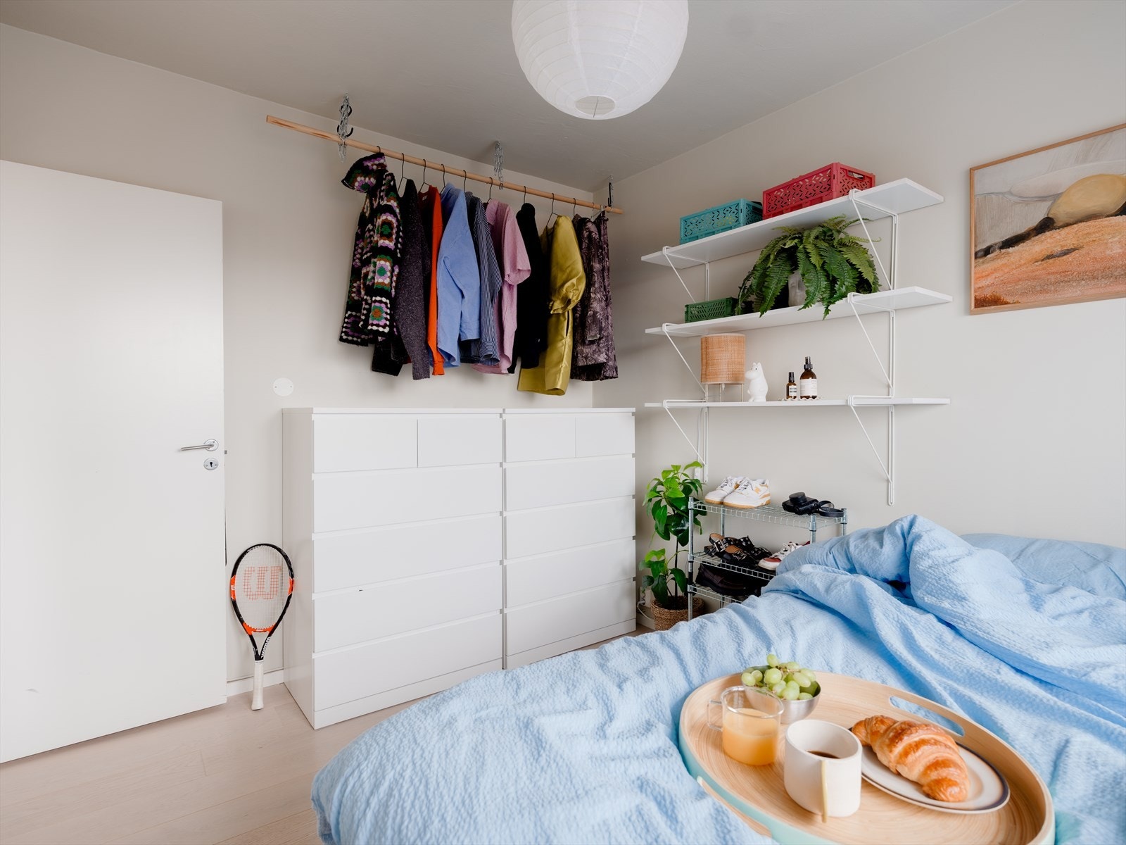 Det er fin plass til en større garderobeløsning oå soverommet. Galleribilde