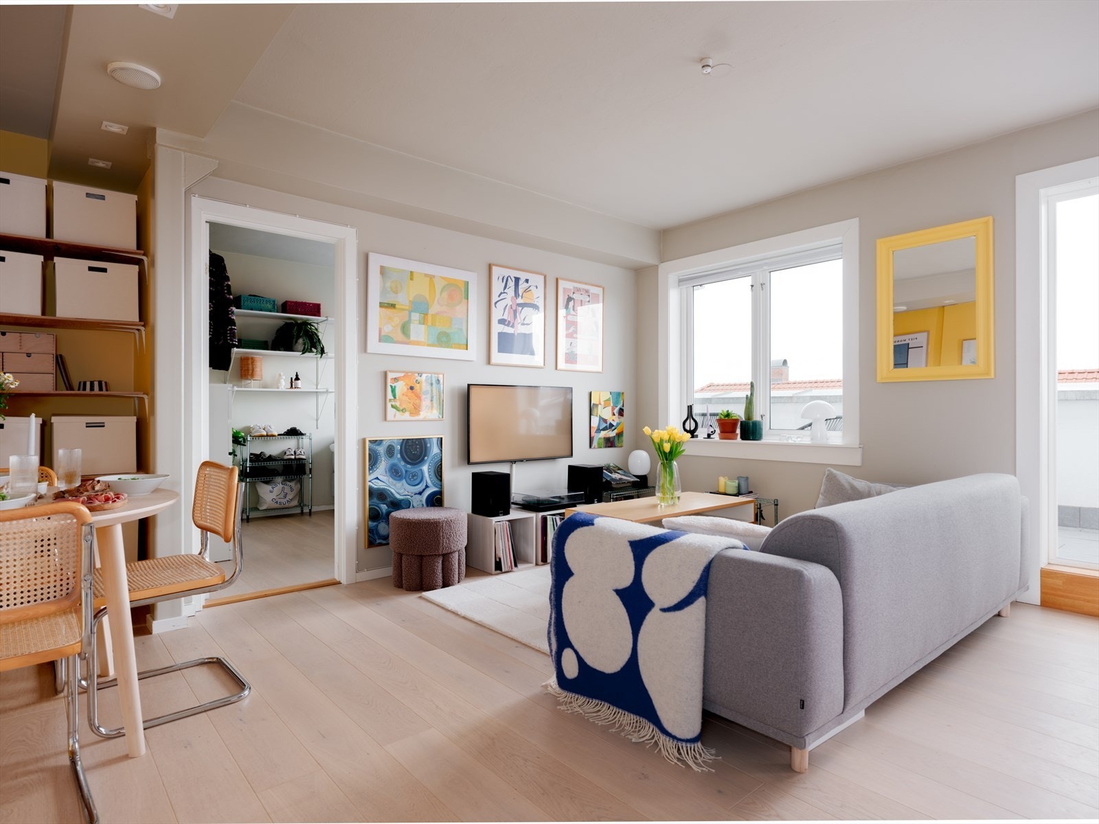 I stue er det videre god plass til en hyggelig spisegruppe. Galleribilde