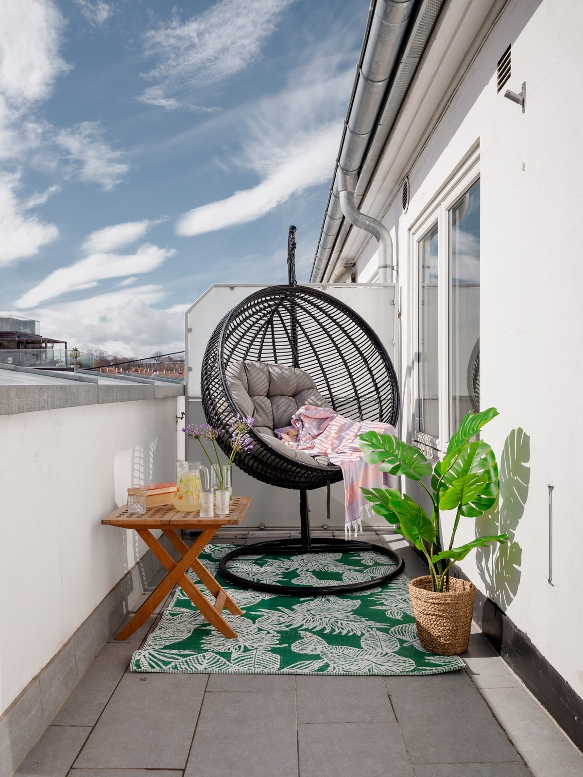 Sol hele dagen til sen kveld. Denne balkongen er sjelden vare i Oslo! Galleribilde