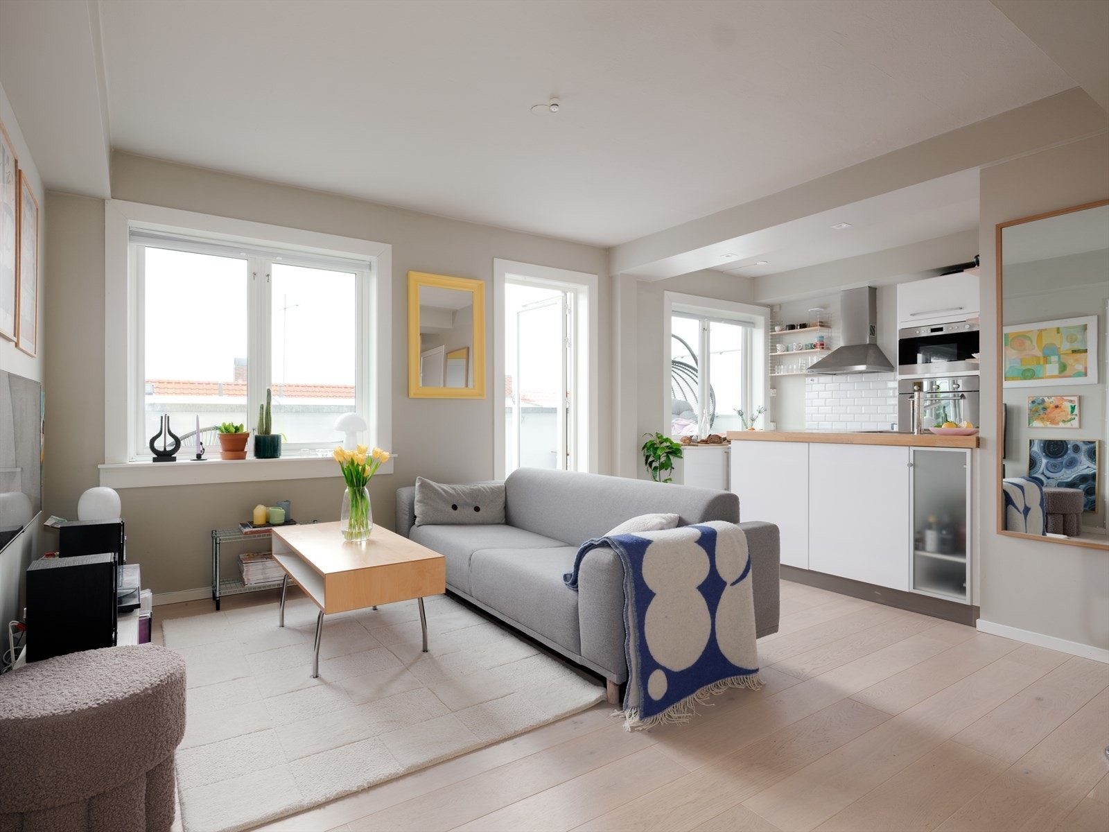 Leiligheten har en flott åpen stue mot kjøkken løsning. Store vindusflater sikrer et svært godt og naturlig lysinnslipp. Galleribilde