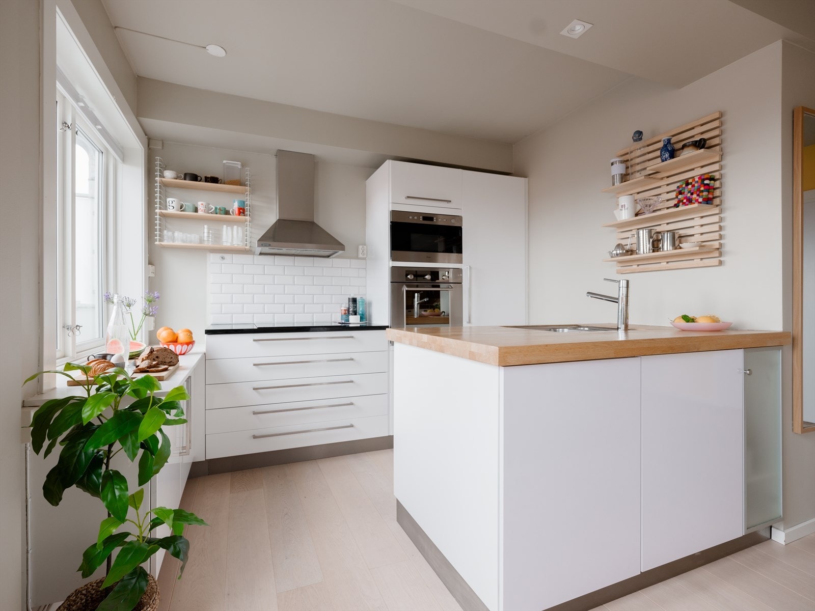 Det er gode oppbevaringsmuligheter i skap og skuffer på dette kjøkkenet. Galleribilde