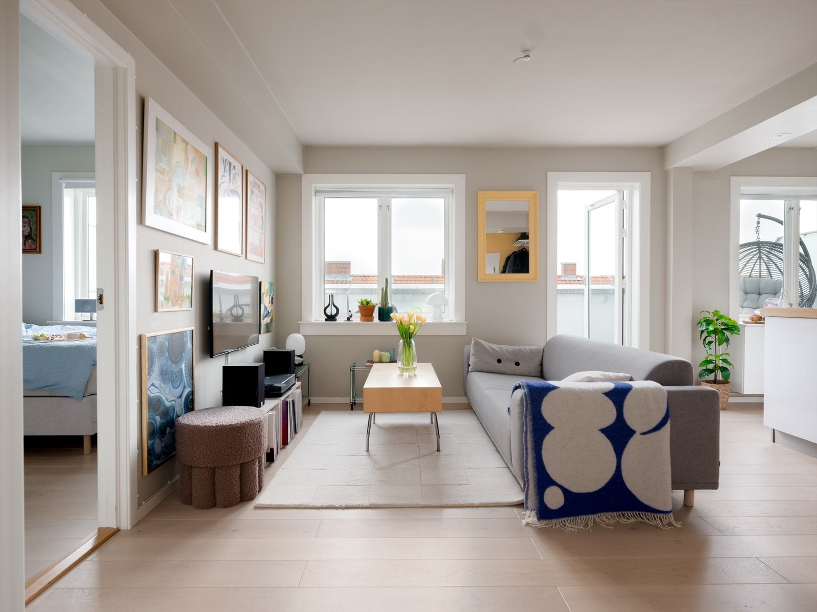 Det er gjennomgående lekker enstavs eikeparkett i alle rommene i leiligheten. Galleribilde