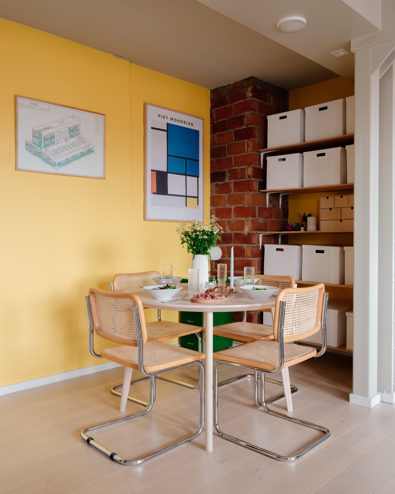 Den varmgule veggen skaper en nydelig kontrast til mursteinsveggen. Galleribilde