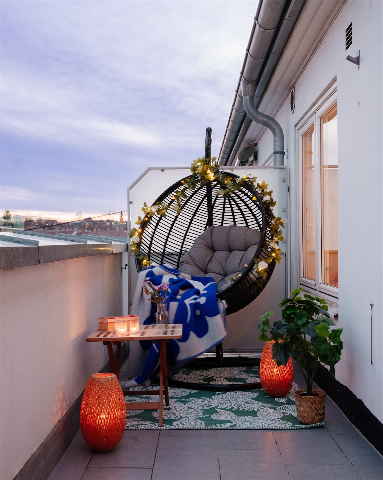 Det er fin plass til flere sofagrupper på terrassen. Lese en god bok her fremover? Dette er et uterom man vil ha mye glede av. Galleribilde