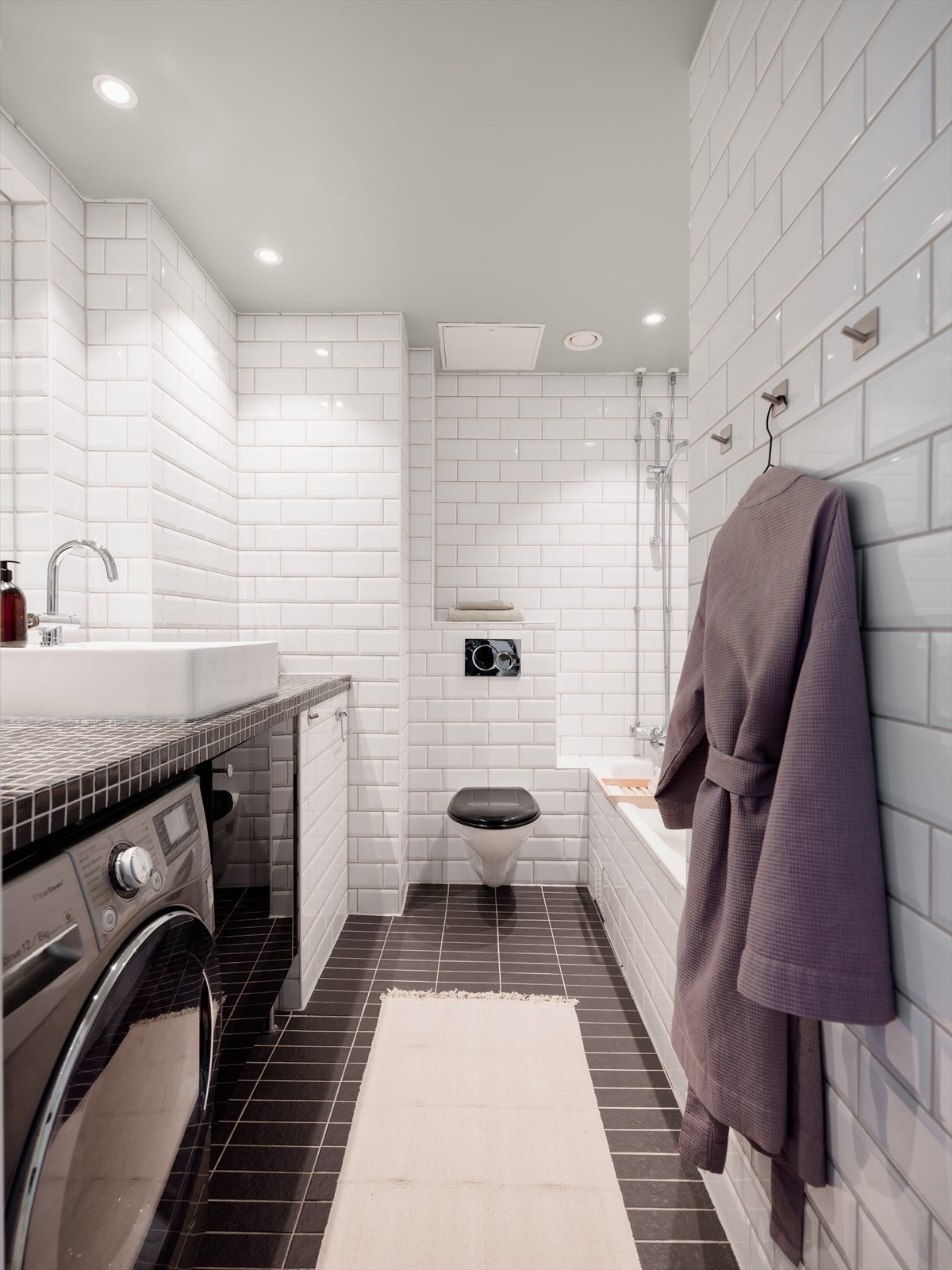 Et delikat helfliset baderom med et tidsløst og klassisk utrykk. Galleribilde