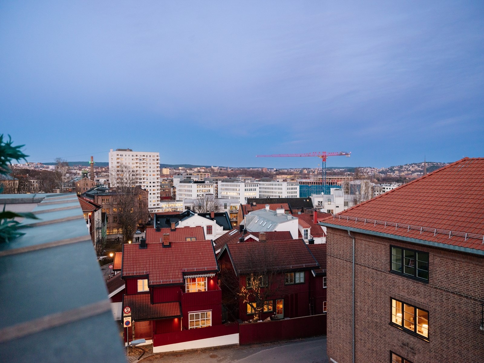 Boligen har en tilbaketrukket og rolig toppbeliggenhet, med flotte sol- og utsiktsforhold! Sol hele dagen til sen kveld. Galleribilde