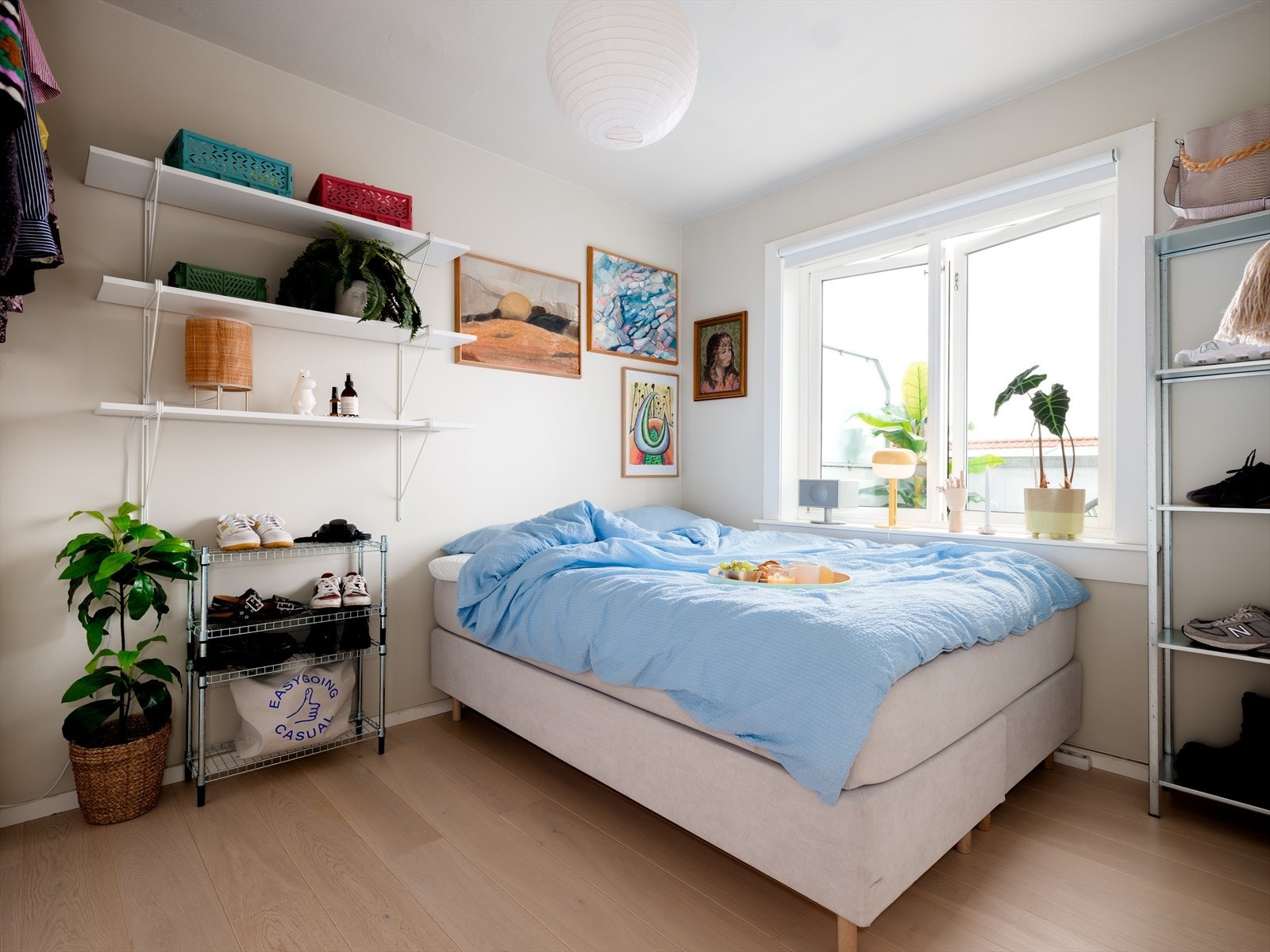 Det er fin plass til dobbeltseng på dette hyggelige rommet. Her kan du titte på stjernehimmelen fra sengen. Galleribilde