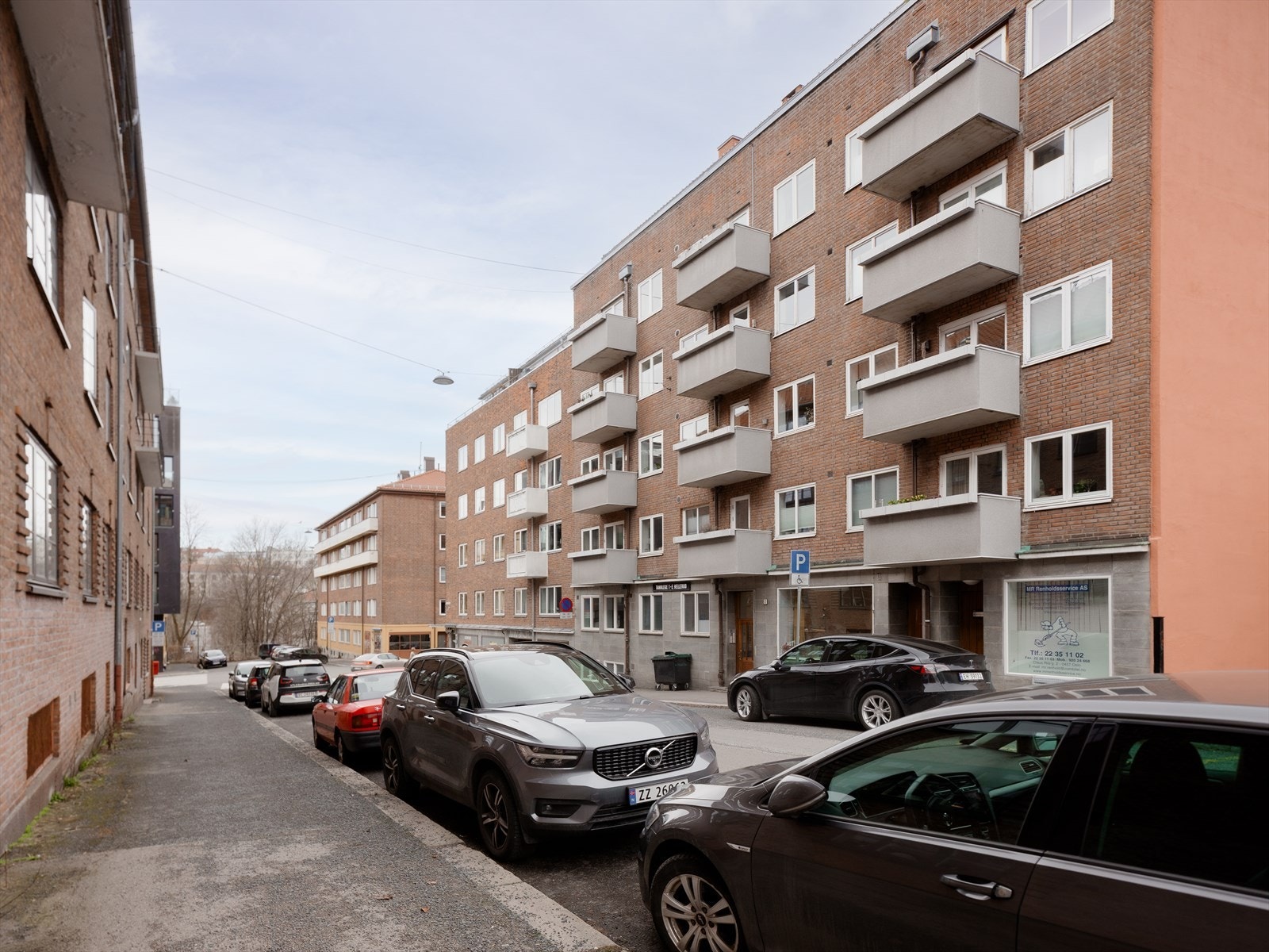 Boligen har beliggenhet helt på toppen av bygget og har en av de største balkongene i bygget. Rolig sidegate med lite gjennomgående trafikk. Galleribilde